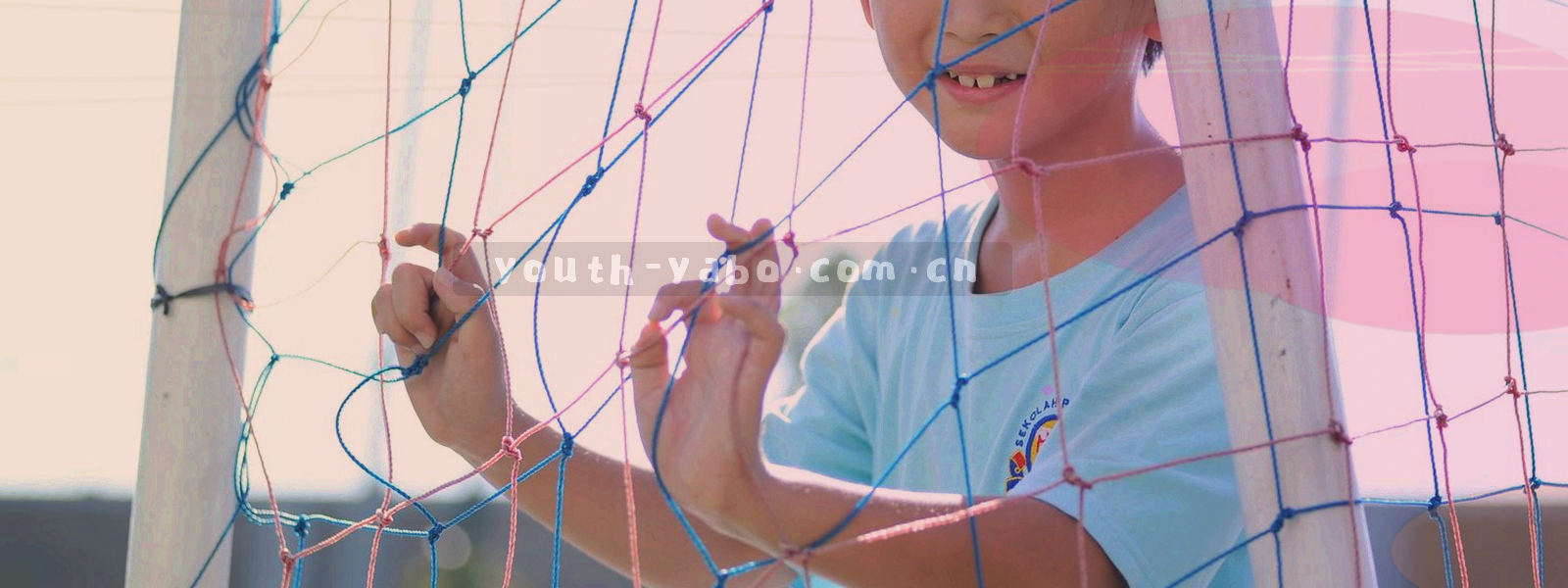 低照度环境下的设备屏幕微光与键盘，屏幕上是持续更新的数据表格